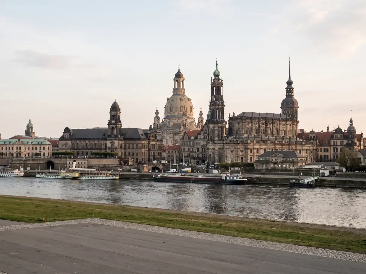 Dresdner Altstadt mit Frauenkirche an der Elbe