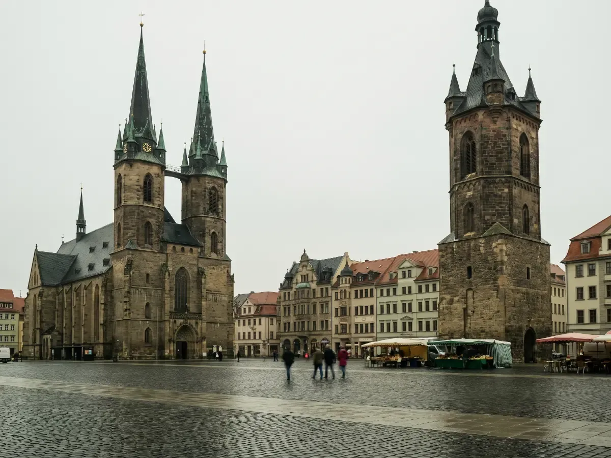 Marktplatz von Halle (Saale) mit Marktkirche und Rotem Turm