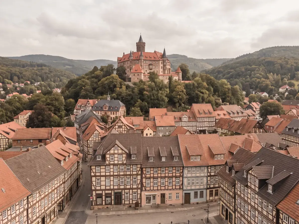 Schloss Wernigerode über der Fachwerk-Altstadt